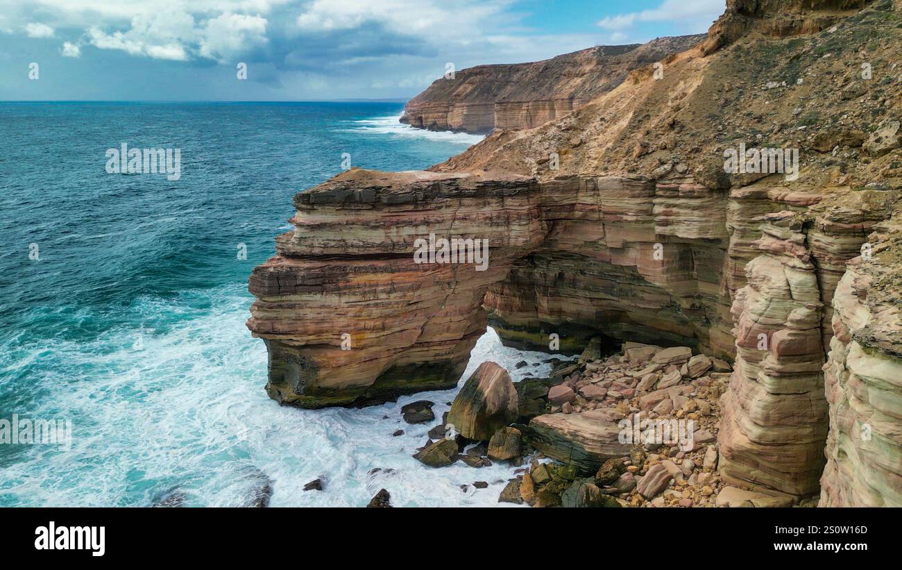 Vista mozzafiato dall'alto del Ponte naturale, una meraviglia geologica nel Parco Nazionale di Kalbarri. Foto Stock