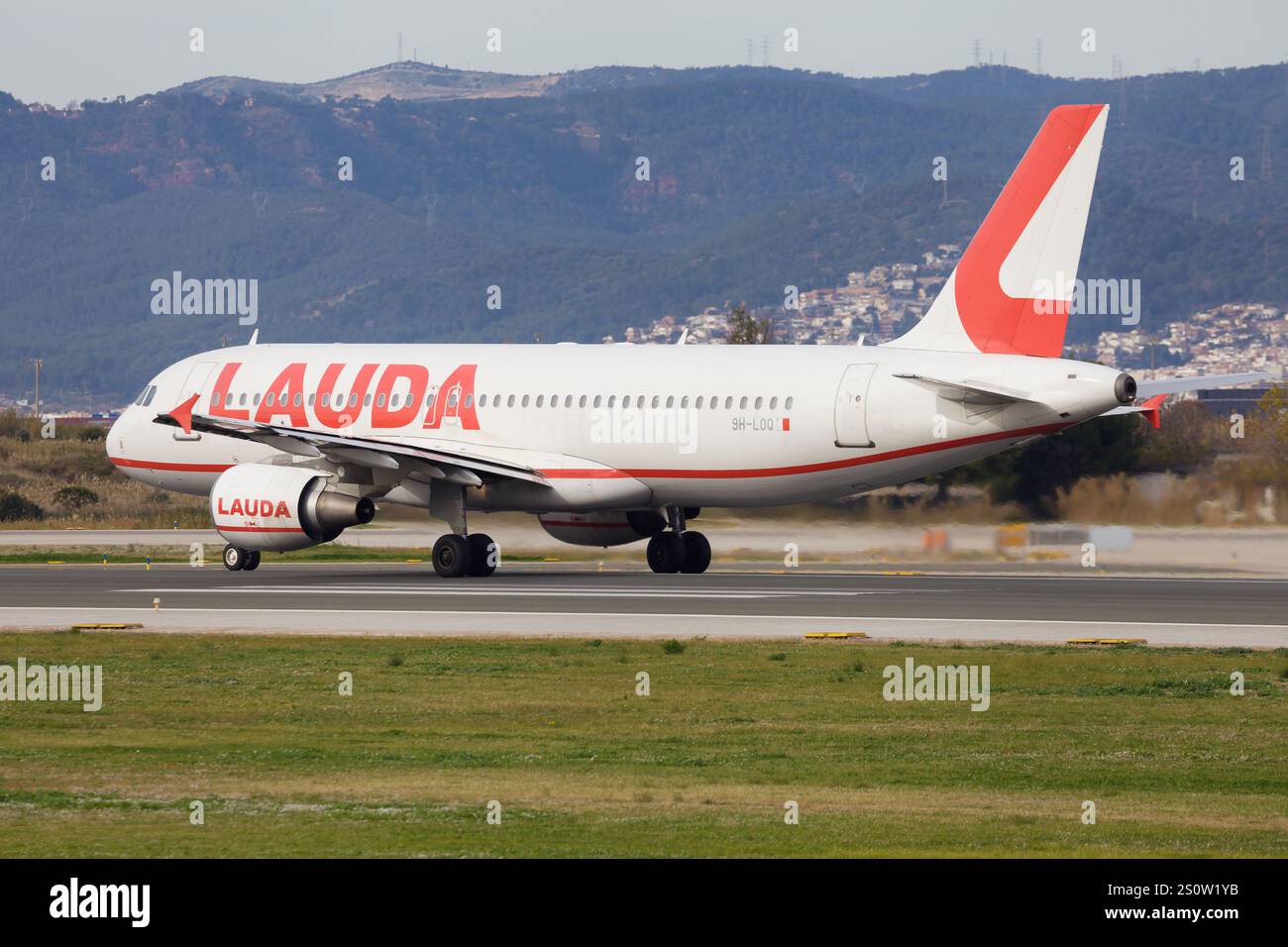 Barcellona, Spagna - 22 dicembre 2024: Airbus A320 Lauda Europe sulla pista prima del decollo all'aeroporto El Prat di Barcellona, Spagna. Foto Stock