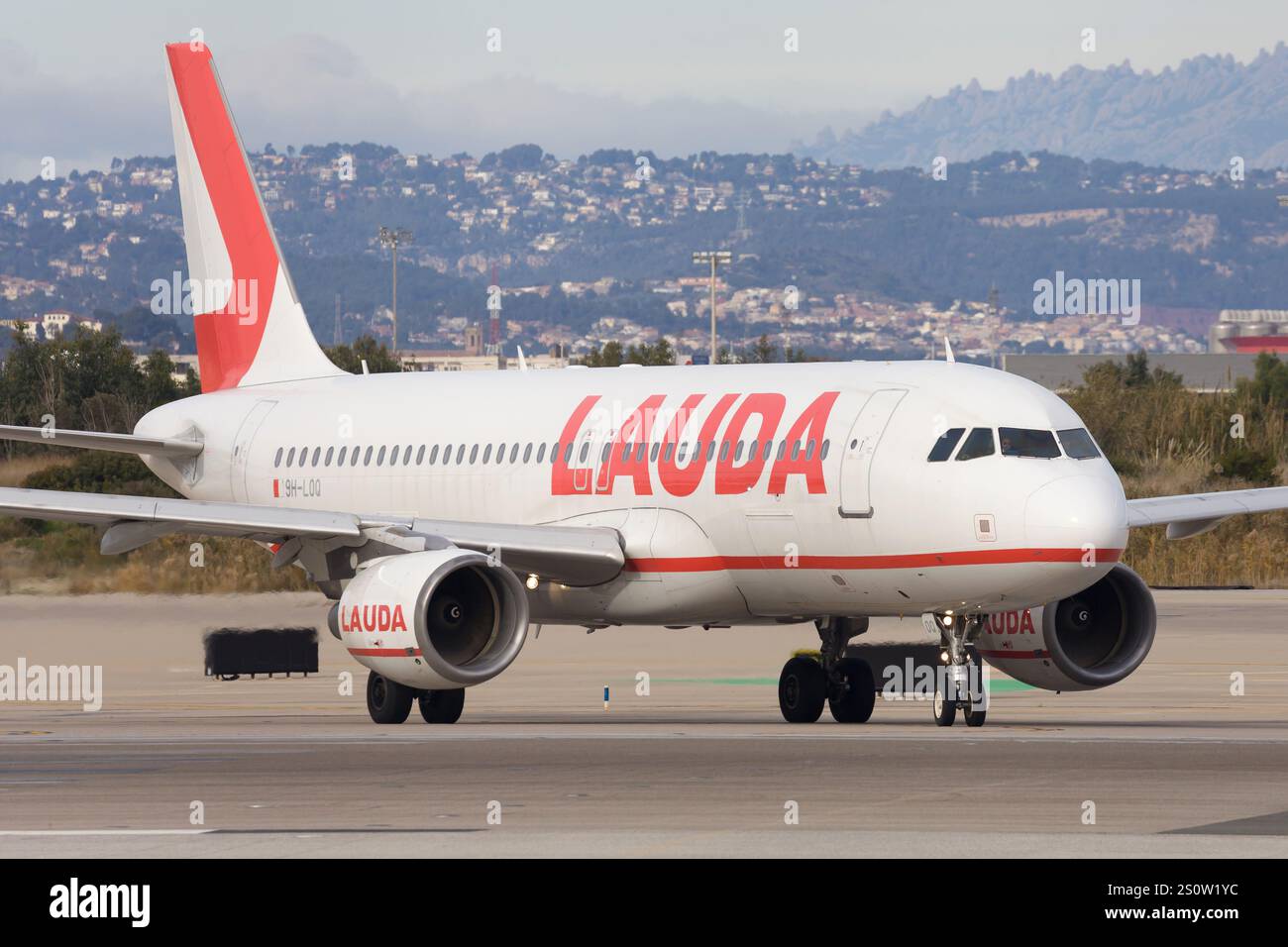 Barcellona, Spagna - 22 dicembre 2024: Airbus A320 Lauda Europe sulla pista di rullaggio all'aeroporto El Prat di Barcellona, Spagna. Foto Stock