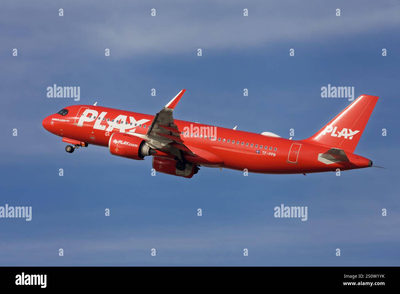 Barcellona, Spagna - 22 dicembre 2024: Decollo dell'Airbus A320neo dall'aeroporto El Prat di Barcellona, Spagna. Foto Stock