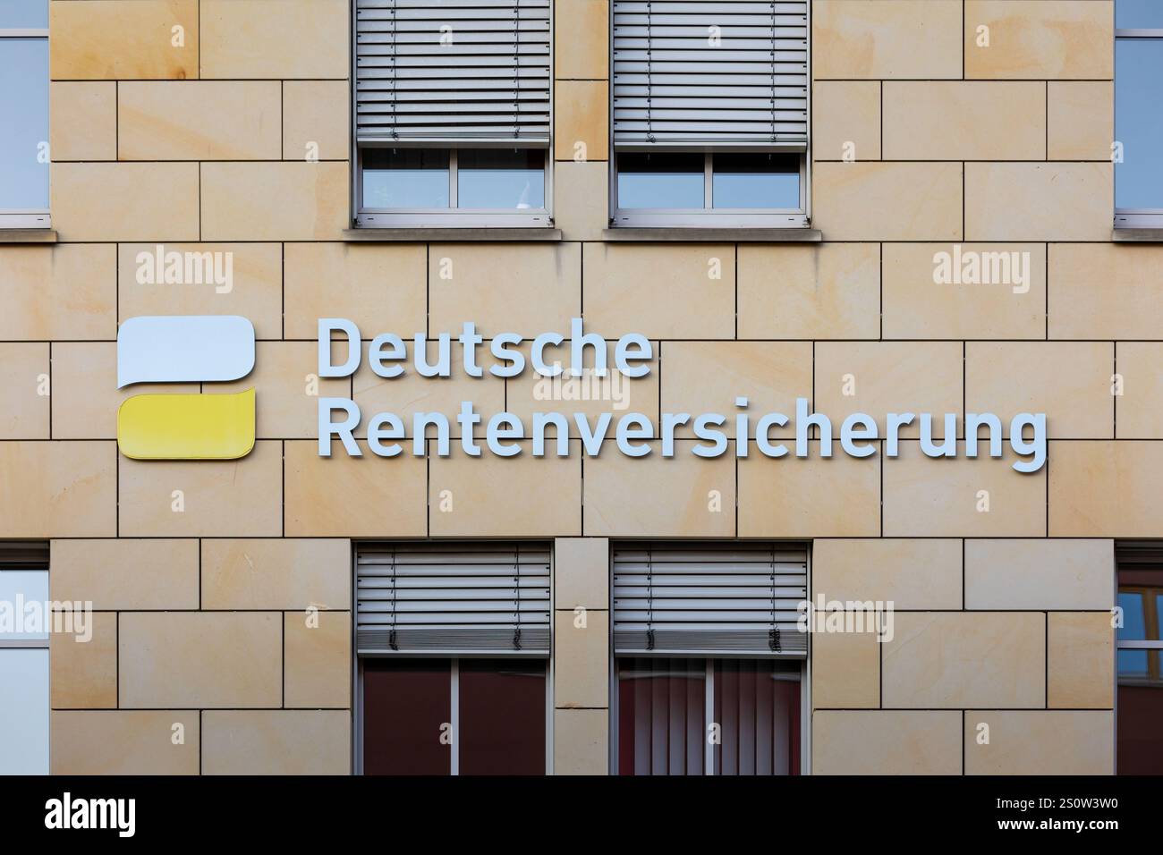 Il logo della Deutsche Rentenversicherung (assicurazione pensionistica tedesca) è apposto sull'esterno di un edificio per uffici. Regime pensionistico statale in Germania. Foto Stock