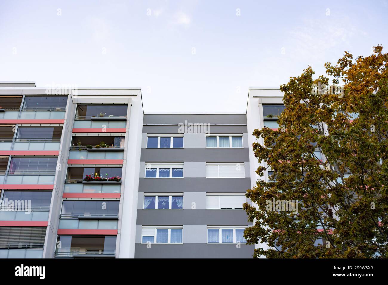 Facciata dell'edificio di appartamenti nella Germania orientale. Quartiere residenziale in una città tedesca. Architettura WBS 70 con parti di parete prefabbricate. Foto Stock