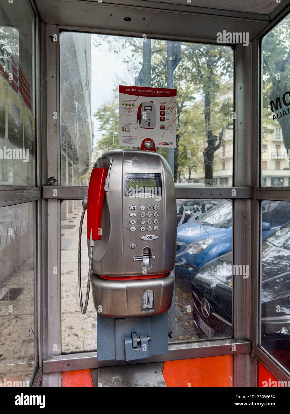 VERONA, ITALIA - 27 OTTOBRE 2024: Interno della vecchia cabina telefonica di Telecom Italia a Verona Foto Stock