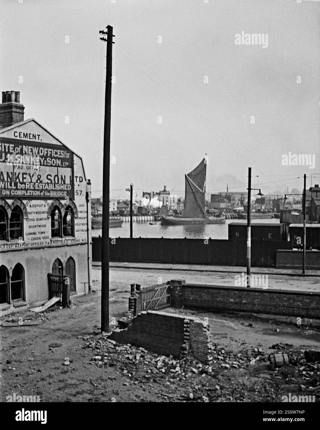 Il Tamigi con chiatta a vela vista da Canning Town, East London, 1930 Foto Stock
