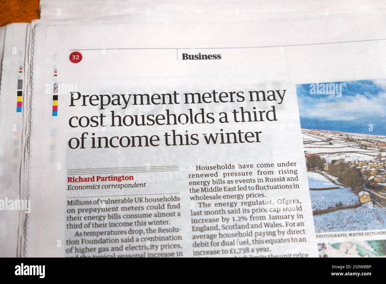 "I contatori di pagamento anticipato possono costare alle famiglie un terzo del reddito quest'inverno" titolo del quotidiano Guardian bollette energetiche articolo 24 dicembre 2024 Inghilterra Regno Unito Foto Stock