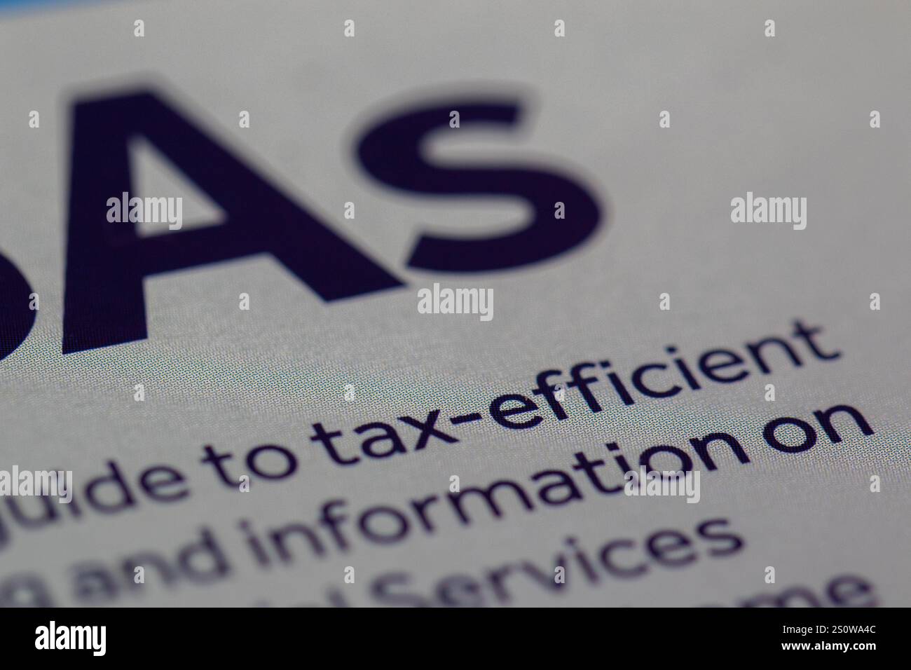 Vista ravvicinata di una sezione di documento con le lettere "AS" in blu scuro, con il testo sotto "Guide to tax-efficient" e parzialmente visibile WO Foto Stock