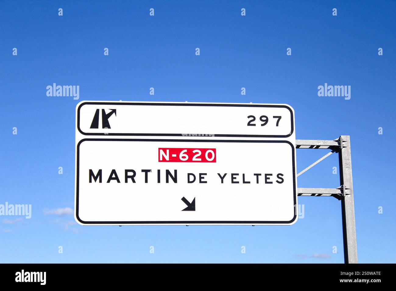 Wegweiser/Vorwegweiser/Richtungsweiser/ Autobahnschild Richtung / Abfahrt nach Martin De Yeltes, auf einer Autobahn in spagnolo. Foto Stock