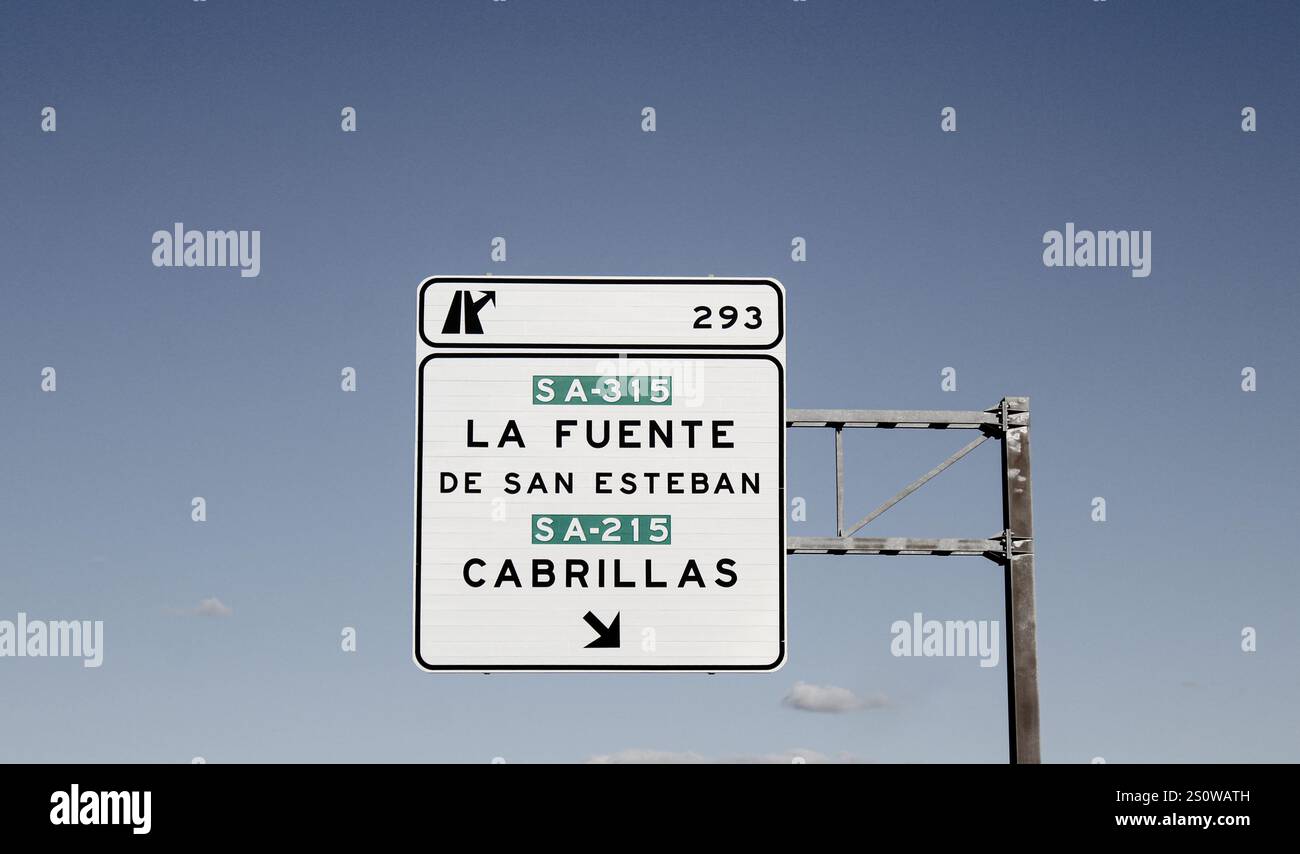 Wegweiser/Vorwegweiser/Richtungsweiser/ Autobahnschild Richtung / Abfahrt nach la Fuente De San Esteban und Cabrillas, auf einer Autobahn in Spanien. Foto Stock