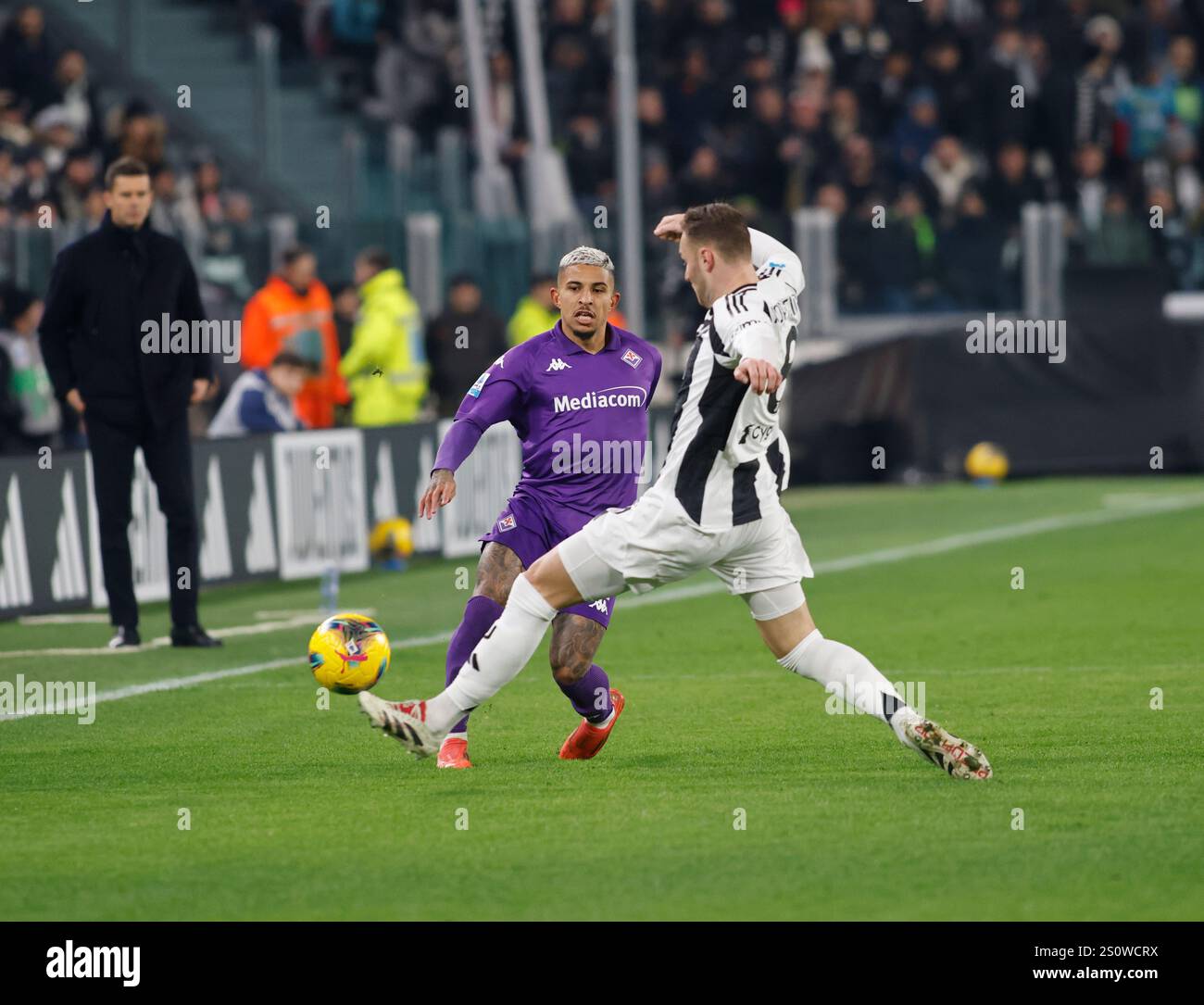 Torino, Italia. 29 dicembre 2024. Dodô ACF Fiorentina e Teun Koopmeiners della Juventus FC durante la stagione italiana di serie A 2024/25, partita di calcio tra Juventus FC e ACF Fiorentina il 29 dicembre 2024 allo stadio Allianz di Torino. Crediti: Nderim Kaceli/Alamy Live News Foto Stock