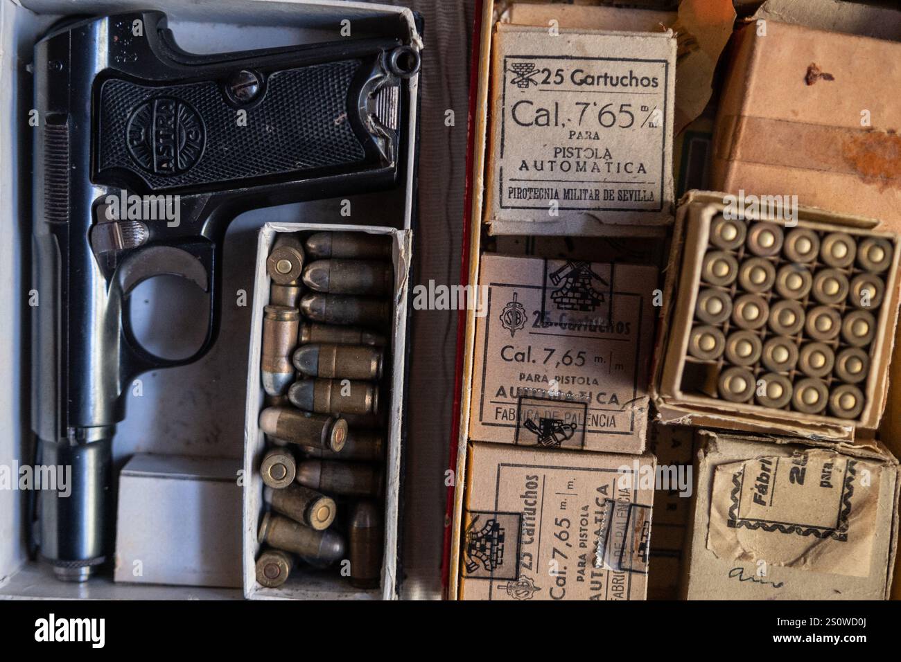 Astra modelo 400 pistola di servizio spagnola, cartucce e proiettili Foto Stock