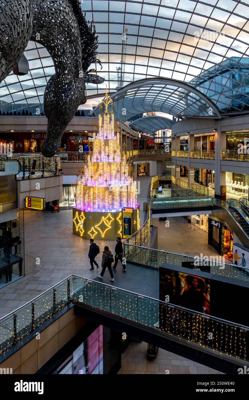 LEEDS, REGNO UNITO - 24 DICEMBRE 2024. L'interno del Trinity Shopping Centre nel centro di Leeds durante il periodo natalizio, con decorazioni e illuminazione Foto Stock