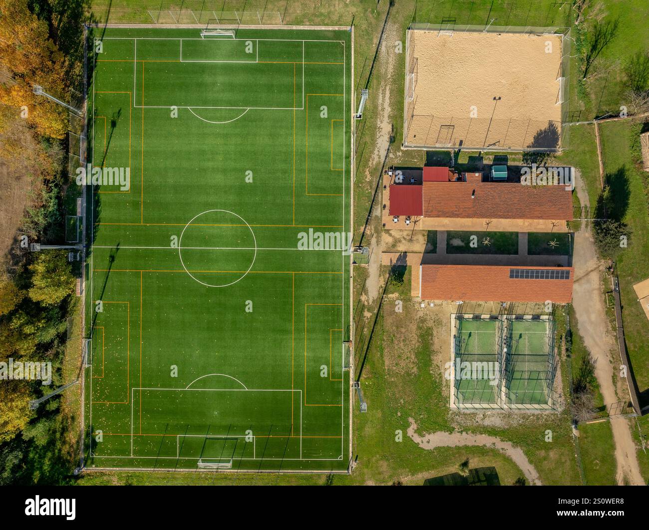 Vista aerea dei campi da calcio di un'area sportiva a Sant Esteve de Palautordera in una mattina d'autunno (Vallès Oriental, Barcellona, ​​Catalonia, Spagna) Foto Stock