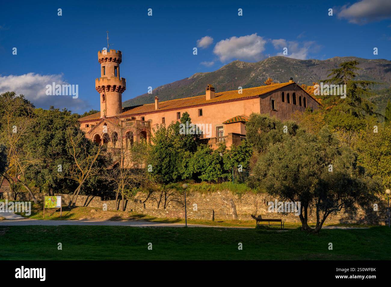 Castello di Fluvià in un pomeriggio autunnale ai piedi di Montseny (Vallès Oriental, Barcellona, ​​Catalonia, Spagna) in spagnolo: Castillo de Fluvià en una tarde Foto Stock