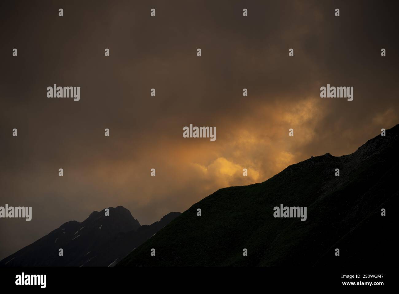 Summit alla luce del mattino con nuvole drammatiche, Lech, Lechquellengebirge, Vorarlberg, Austria, Europa Foto Stock