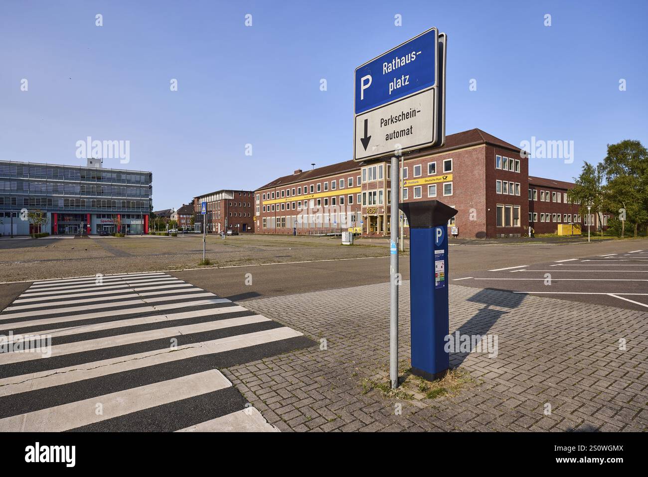 Cartello segnaletico per parcheggio auto, biglietteria parcheggio, attraversamento zebra, architettura in mattoni, albero, cielo azzurro senza nuvole, Paul-Hug-Strasse e piazza del municipio, Wil Foto Stock