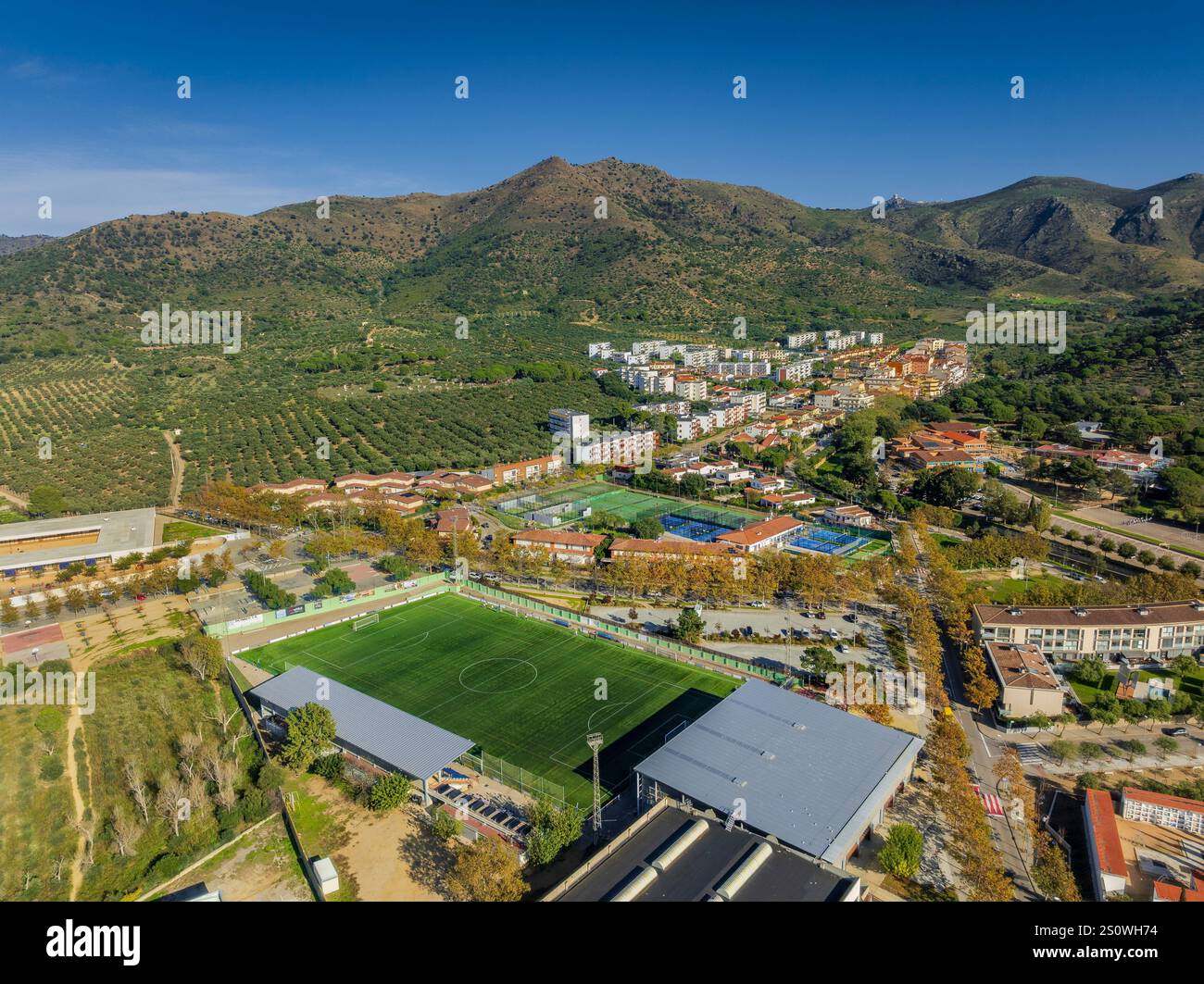 Veduta aerea del campo di calcio di Mas oliva, nella città di Roses (Alt Empordà, Girona, Catalogna, Spagna) ESP: Vista aérea del campo de Fútbol, Roses Foto Stock