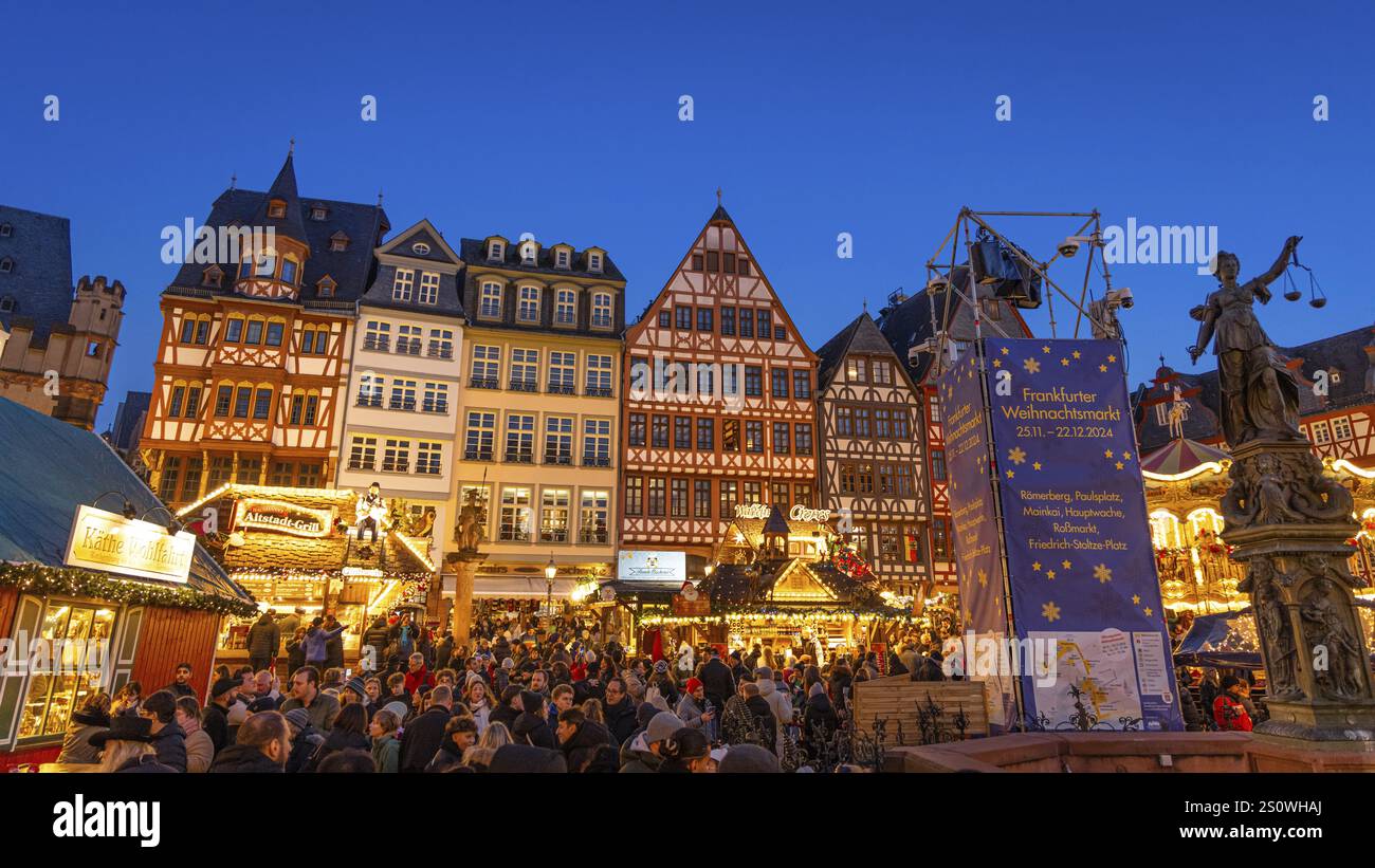 Migliaia di persone apprezzano l'atmosfera idilliaca del mercatino di Natale di Francoforte sul Roemerberg in serata. Francoforte sul meno, Roemerberg, Hess Foto Stock