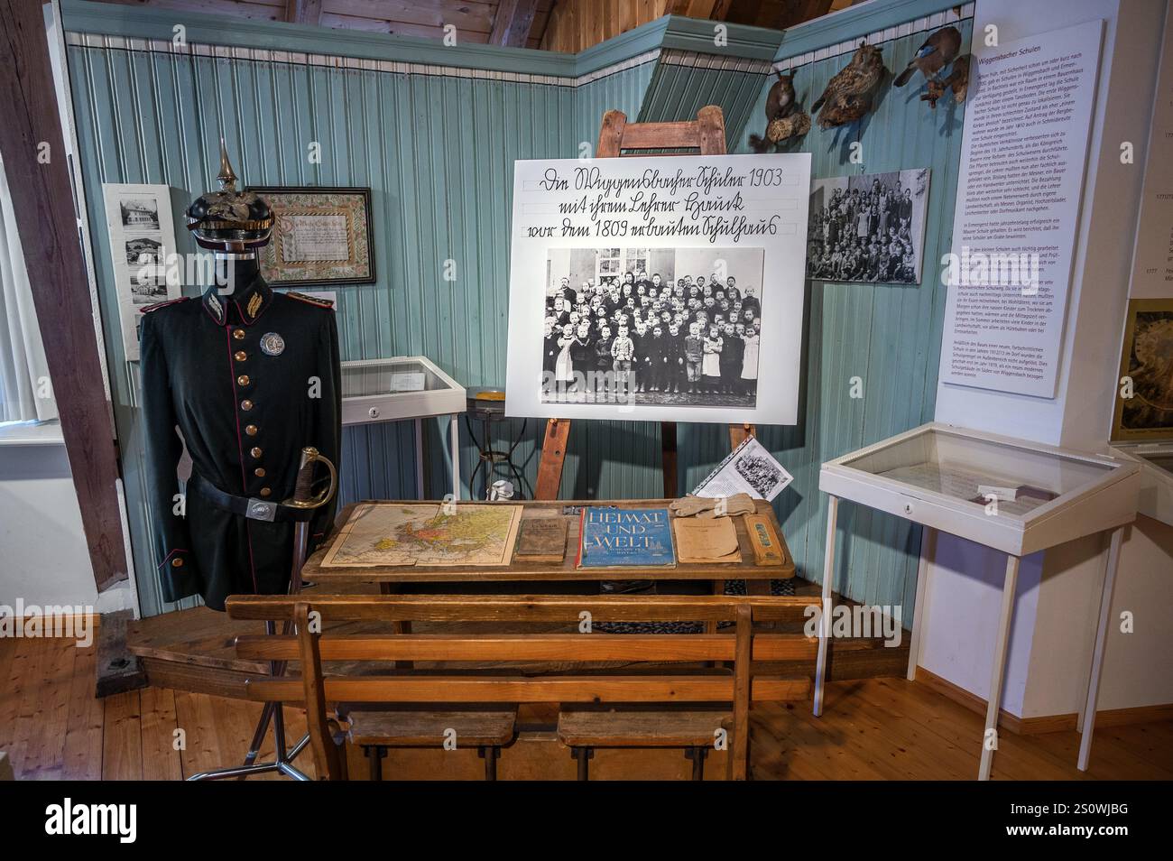 Uniforme prussiana, banco scolastico e foto della classe scolastica 1903 con scritta Suetterlin, museo di storia locale, Wiggensbach, Allgaeu, Svevia, Baviera, germe Foto Stock
