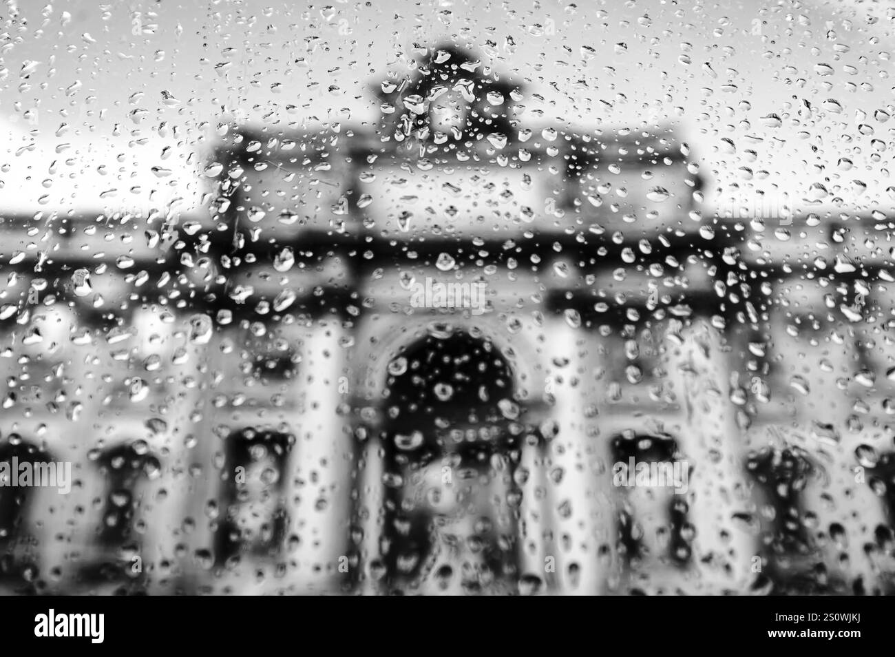 Gocce di pioggia su vetro con sullo sfondo la sfocata Fontana di Trevi, Roma Foto Stock