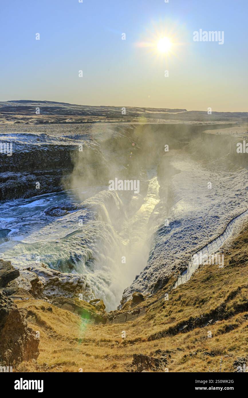 Cascata Gullfoss con ghiaccio e spruzzi, fiume Hvita, Haukadalur, Golden Circle, Islanda meridionale, Islanda, Europa Foto Stock