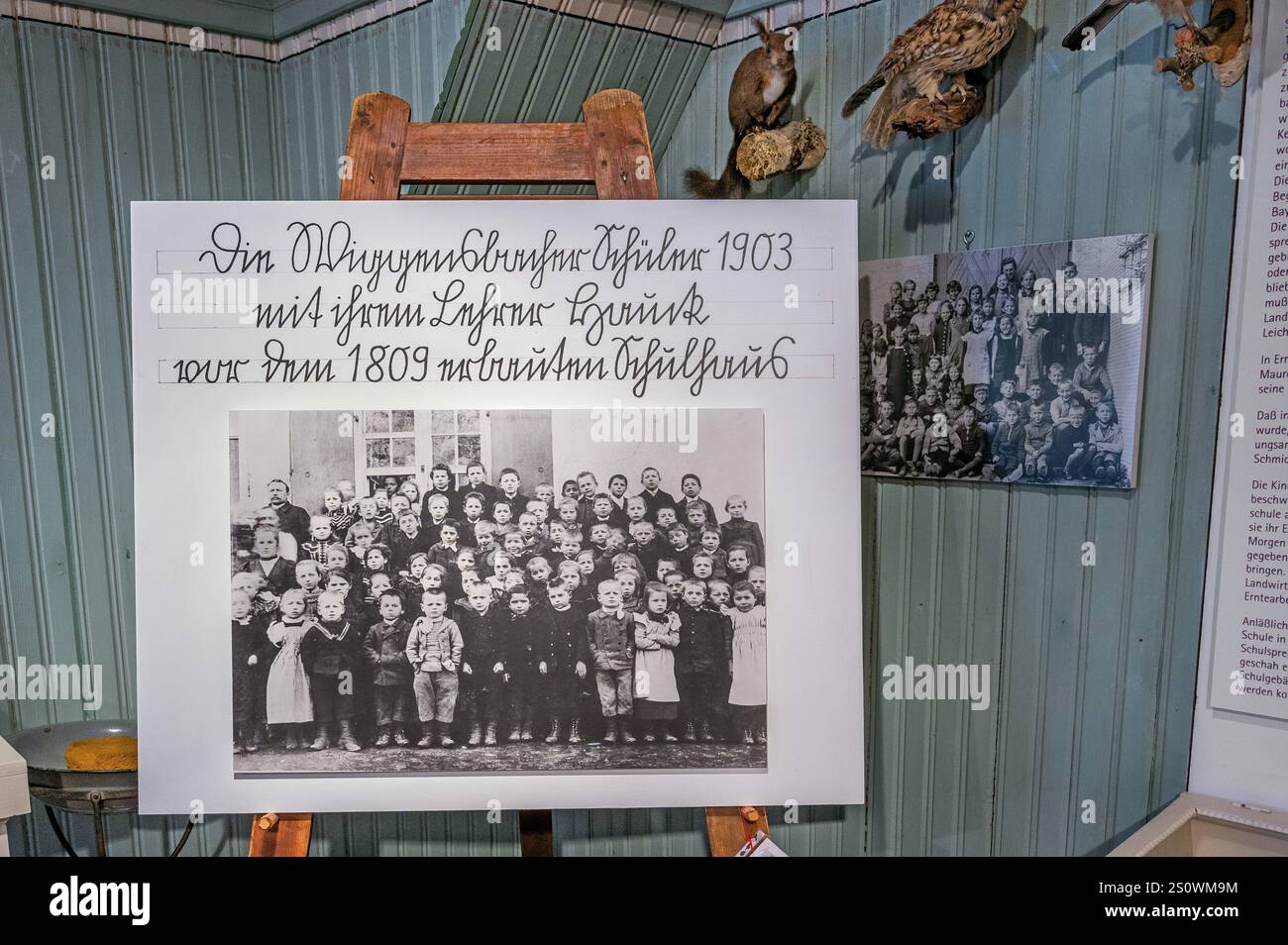 Foto della classe scolastica 1903 con scritta Suetterlin, museo di storia locale, Wiggensbach, Allgaeu, Svevia, Baviera, Germania, Europa Foto Stock