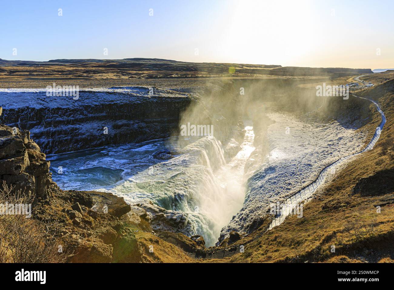Cascata Gullfoss con ghiaccio e spruzzi, fiume Hvita, Haukadalur, Golden Circle, Islanda meridionale, Islanda, Europa Foto Stock