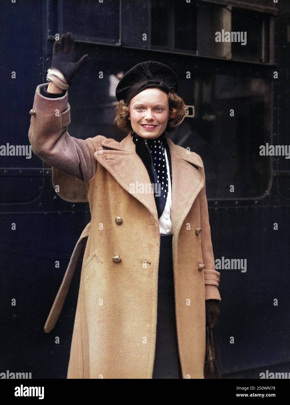 L'attrice inglese Anna Neagle, l'attrice britannica arrivò alla stazione di Waterloo 1930s 1937 Foto Stock