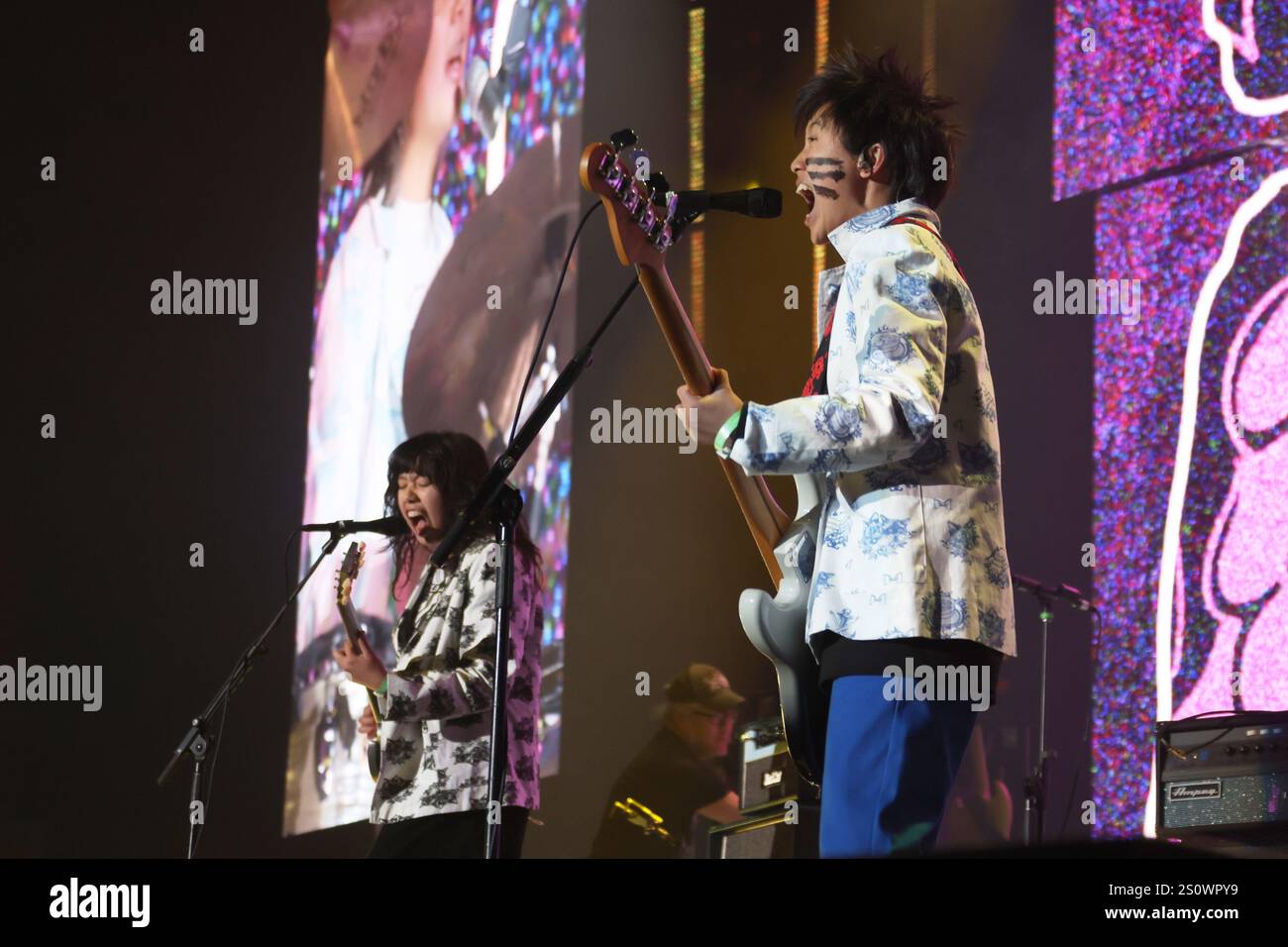 Lucia de la Garza e Eloise Wong della Linda Lindas si esibiscono sul palco durante il 33° annuale KROQ quasi Acoustic Christmas 2024 al Kia Forum On Foto Stock
