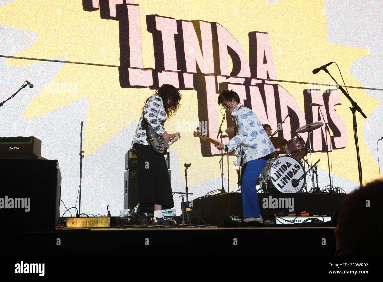 Lucia de la Garza e Eloise Wong della Linda Lindas si esibiscono sul palco durante il 33° annuale KROQ quasi Acoustic Christmas 2024 al Kia Forum On Foto Stock