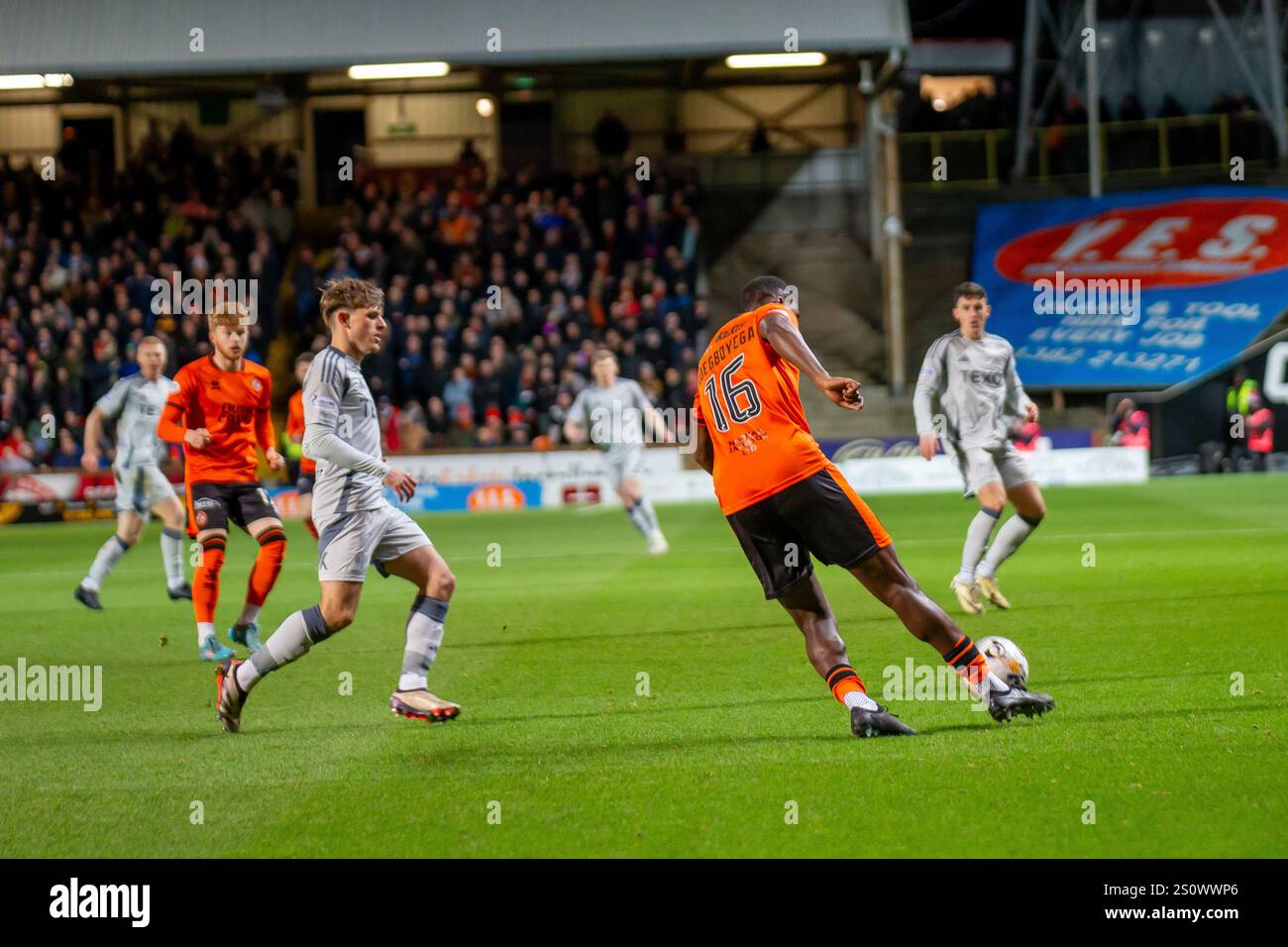 Dundee, Scozia. 31 dicembre 2024. Emmanuel Adegboyega sgombra un pallone durante la partita della Scottish Premiership tra il Dundee United che ospita l'Aberdeen al Tannadice Park. Foto Stock