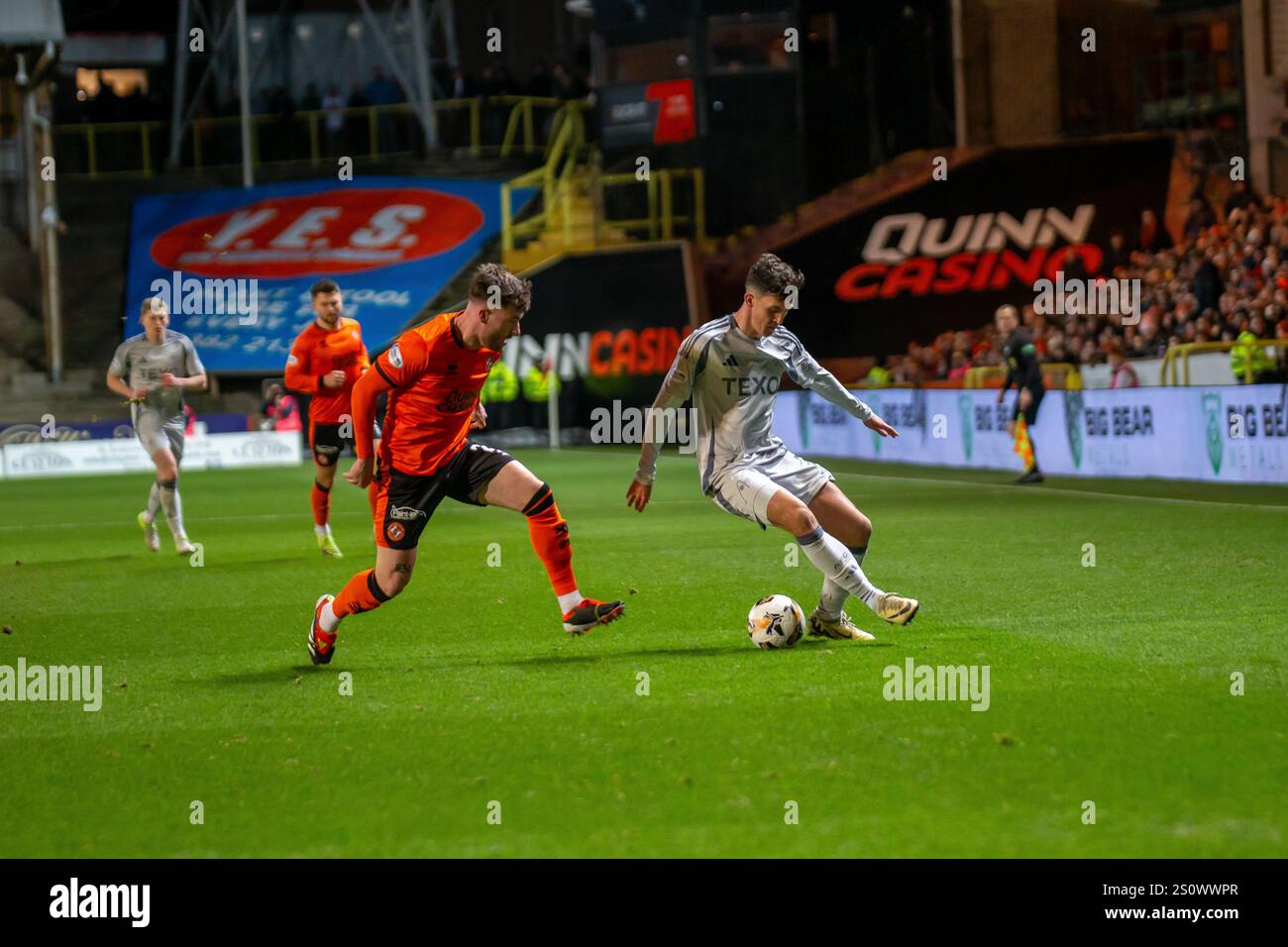 Dundee, Scozia. 31 dicembre 2024. Kevin Holt sfida Jamie McGrath durante la partita della Scottish Premiership tra il Dundee United che ospita l'Aberdeen al Tannadice Park. Foto Stock