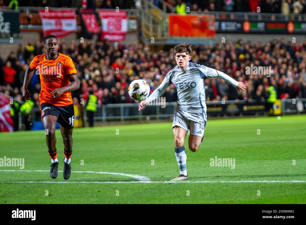 Dundee, Scozia. 31 dicembre 2024. Emmanuel Adegboyega e Leighton Clarkson vanno dopo un ballo durante la partita della Scottish Premiership tra il Dundee United che ospita l'Aberdeen al Tannadice Park. Foto Stock