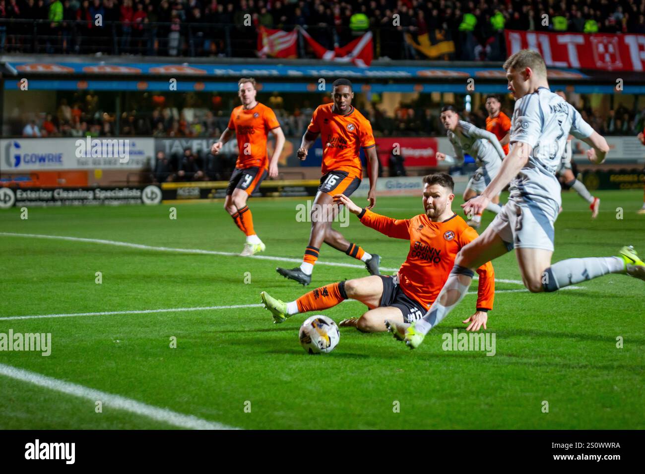 Dundee, Scozia. 31 dicembre 2024. Glenn Middleton del Dundee United blocca una croce da Jack MacKenzie durante la partita della Scottish Premiership tra il Dundee United che ospita l'Aberdeen al Tannadice Park. Foto Stock