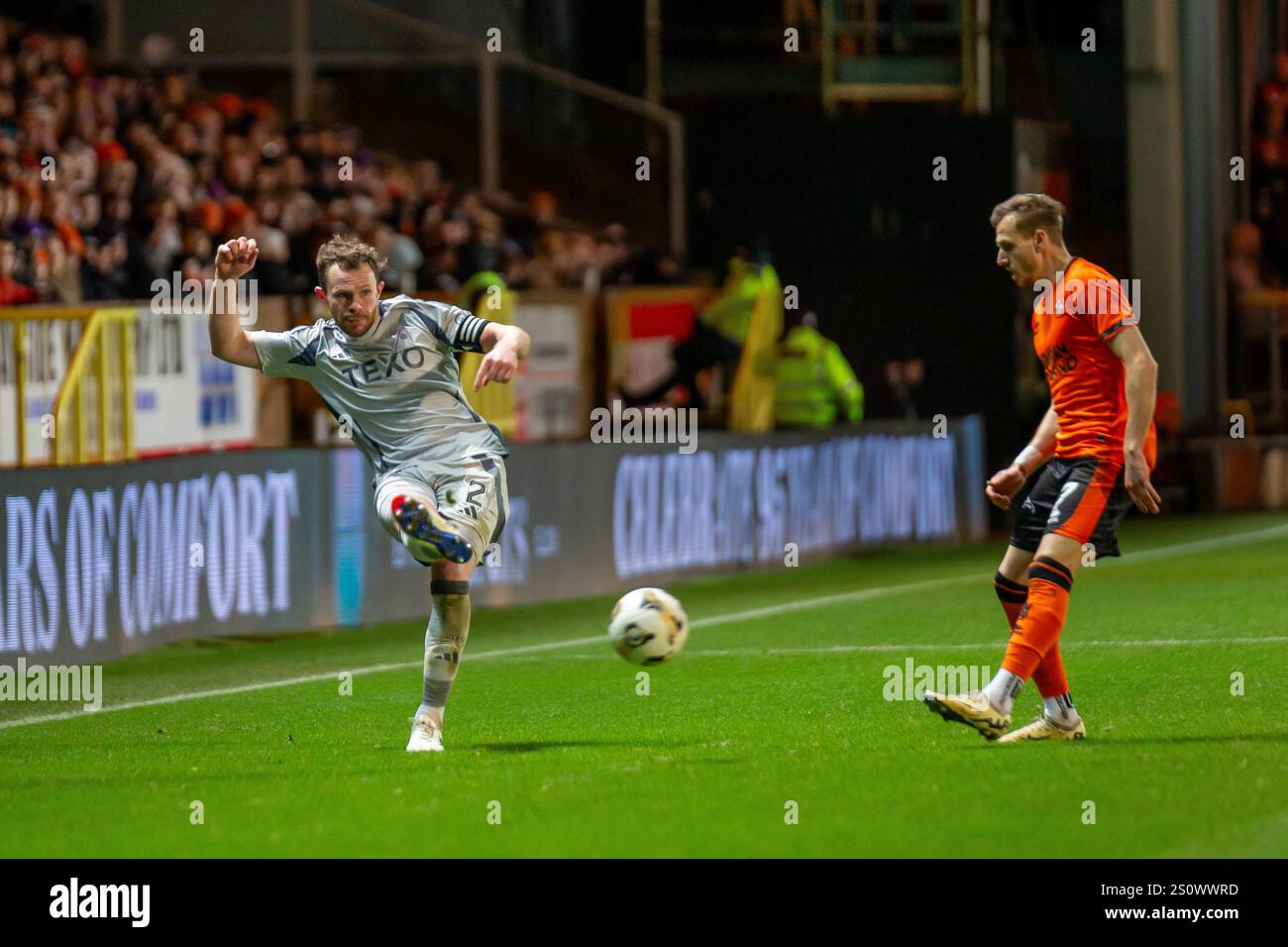 Dundee, Scozia. 31 dicembre 2024. Nicky Devlin Get's a cross in passato Kristijan Trapanovski durante la partita della Scottish Premiership tra il Dundee United che ospita l'Aberdeen al Tannadice Park. Foto Stock