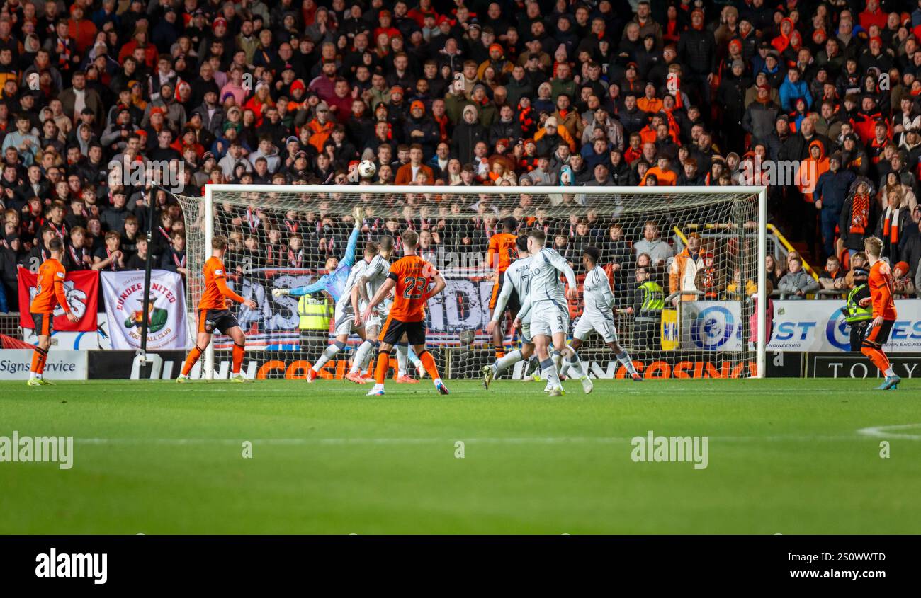 Dundee, Scozia. 31 dicembre 2024. Il portiere dell'Aberdeen, Ditmar Mitov, devia la palla oltre la porta in un'affollata area di rigore durante la partita della Scottish Premiership tra il Dundee United che ospita l'Aberdeen al Tannadice Park. Foto Stock