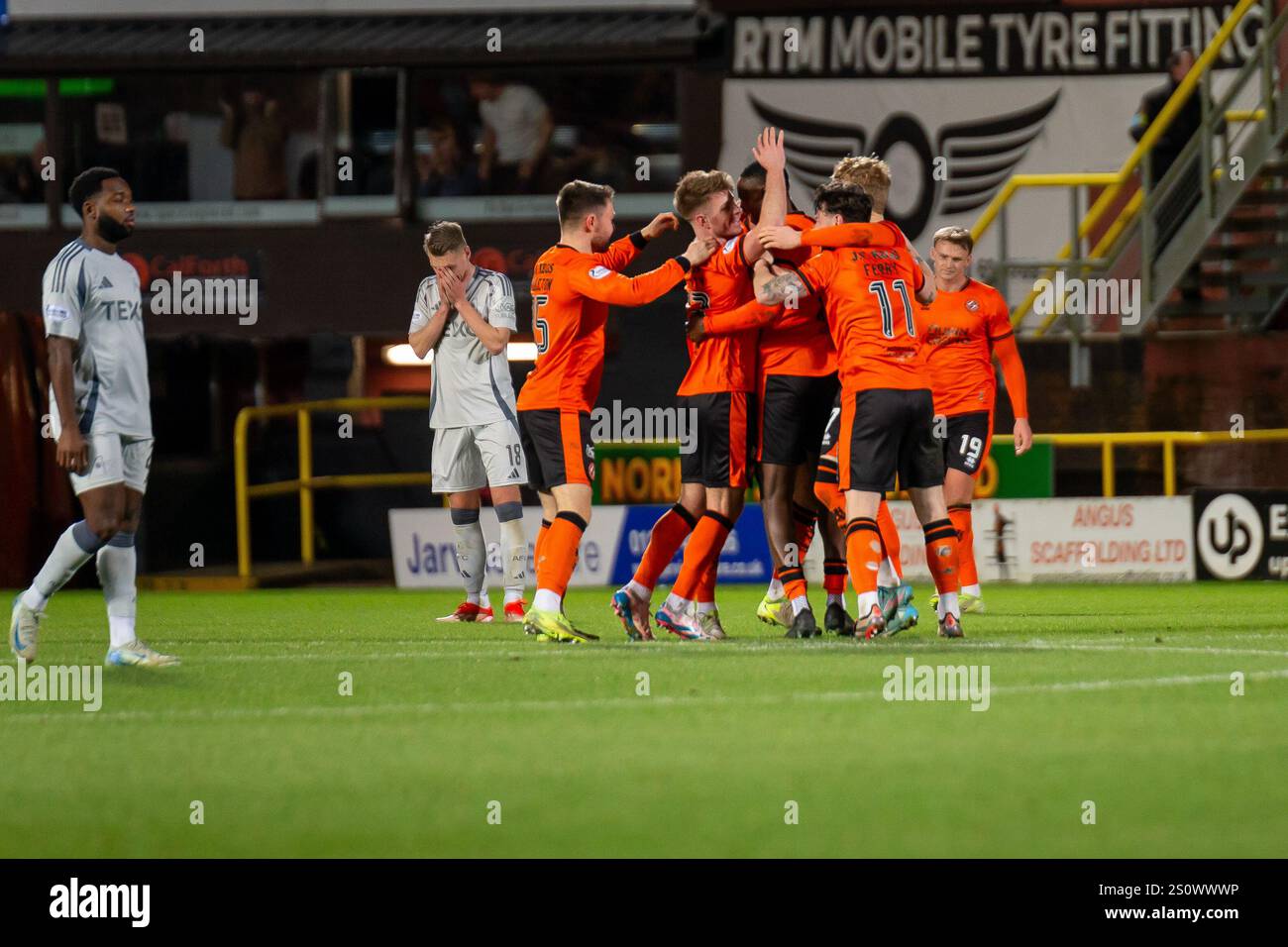 Dundee, Scozia. 31 dicembre 2024. I giocatori del Dundee United festeggiano dopo aver vinto il 1-0 nella partita della Scottish Premiership tra il Dundee United che ospita l'Aberdeen al Tannadice Park. Foto Stock