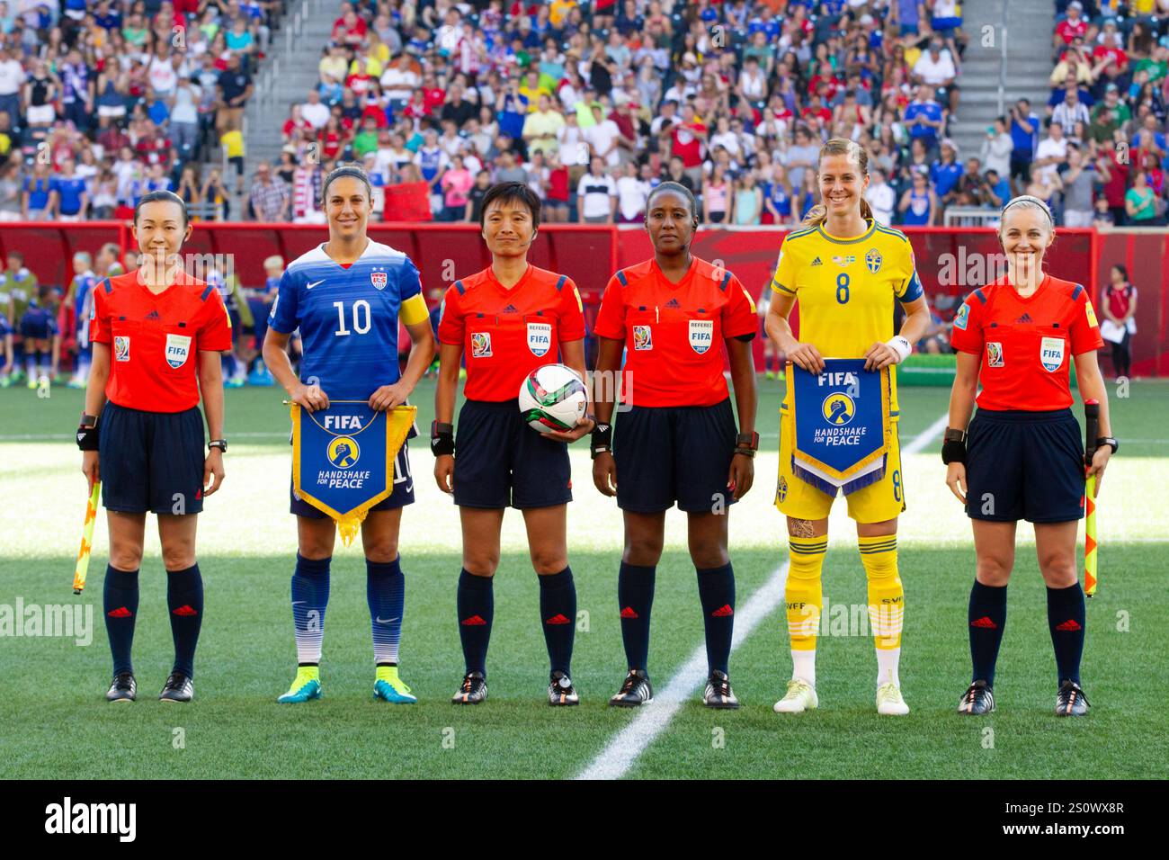 WINNIPEG, CANADA - 12 GIUGNO: Il capitano degli Stati Uniti Carli Lloyd (#10) e il capitano svedese lotta Schelin (#8) si allineano con la squadra ufficiale prima di una partita del gruppo D della Coppa del mondo femminile FIFA il 12 giugno 2015 al Winnipeg Stadium di Winnipeg, Canada. Solo per uso editoriale. Uso commerciale vietato. (Fotografia di Jonathan Paul Larsen / Diadem Images) Foto Stock WINNIPEG, CANADA - 12 GIUGNO: Il capitano degli Stati Uniti Carli Lloyd (#10) e il capitano svedese lotta Schelin (#8) si allineano con la squadra ufficiale prima di una partita del gruppo D della Coppa del mondo femminile FIFA il 12 giugno 2015 al Winnipeg Stadium di Winnipeg, Canada. Solo per uso editoriale. Uso commerciale vietato. (Fotografia di Jonathan Paul Larsen / Diadem Images) Foto Stock