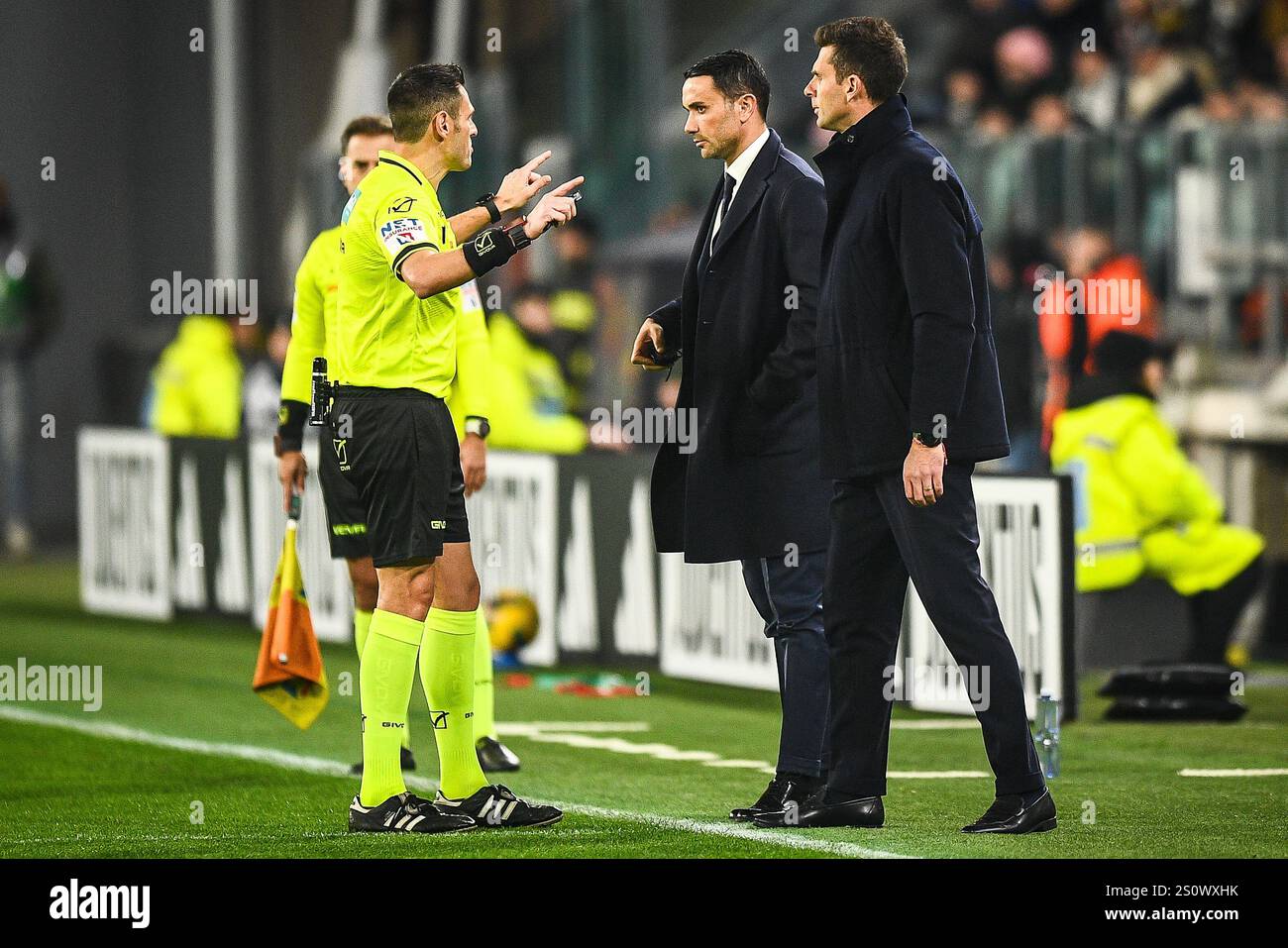 Torino, Italie. 29 dicembre 2024. L'arbitro Maurizio MARIANI annuncia al coach della Juventus Thiago MOTTA e al coach della Fiorentina Raffaele PALLADINO la temporanea interruzione della partita perché i tifosi della Fiorentina stanno cantando commenti razzisti contro Dusan VLAHOVIC durante il campionato italiano di serie A tra Juventus FC e ACF Fiorentina il 29 dicembre 2024 allo stadio Allianz di Torino - foto Matthieu Mirville (A Gandolfo)/DPPI Credit: DPPI News Live Foto Stock