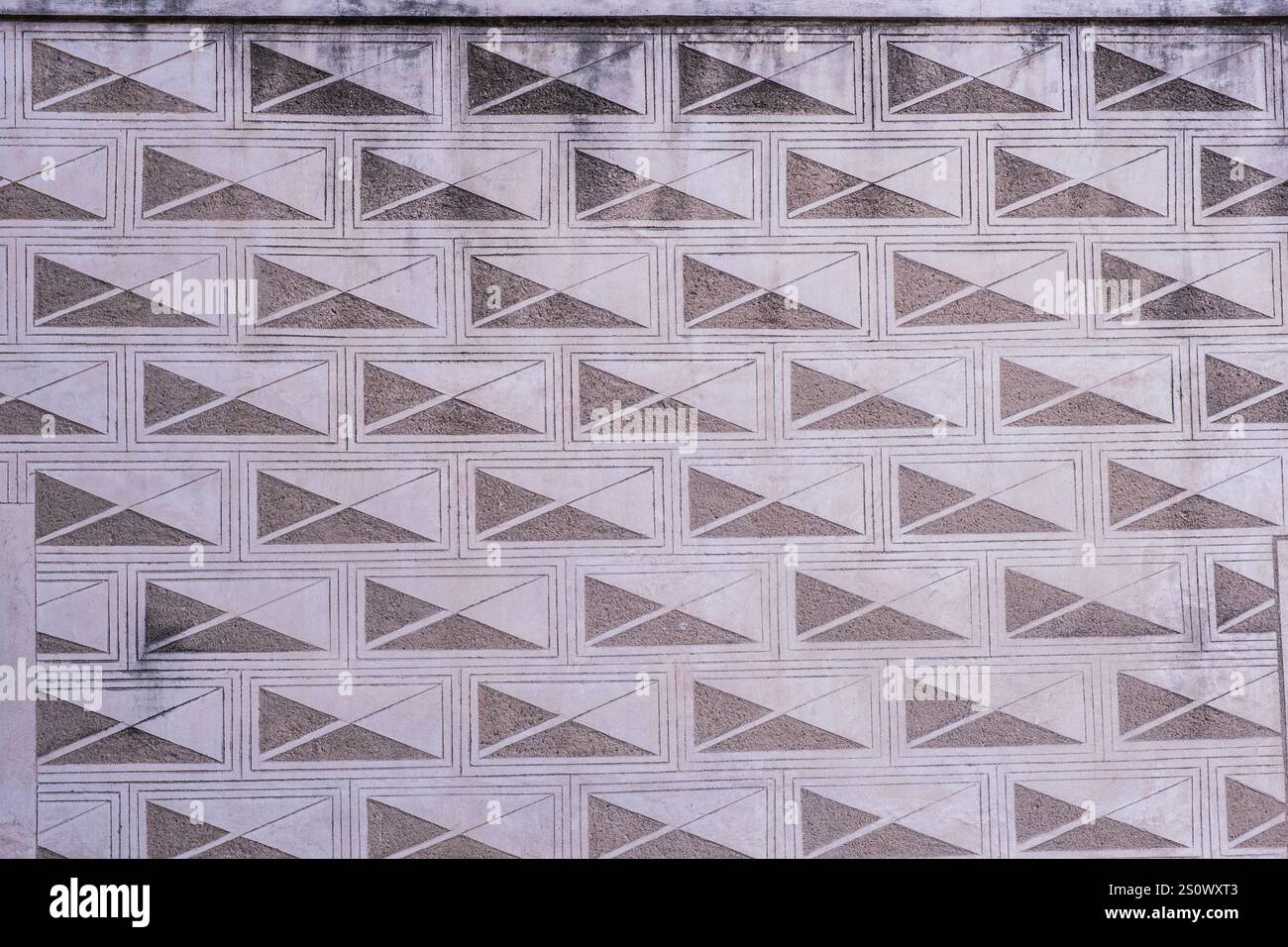 Design in mattoni nel cortile del castello, Cesky Krumlov, Repubblica Ceca, Cechia Foto Stock