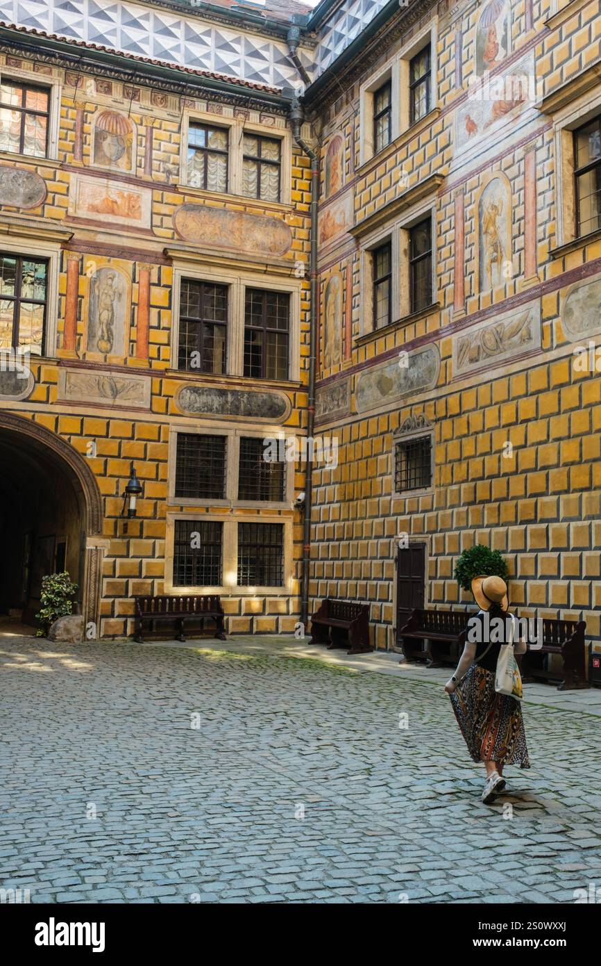 Gli affreschi decorano il cortile interno del castello, Cesky Krumlov, Repubblica Ceca, Cechia Foto Stock