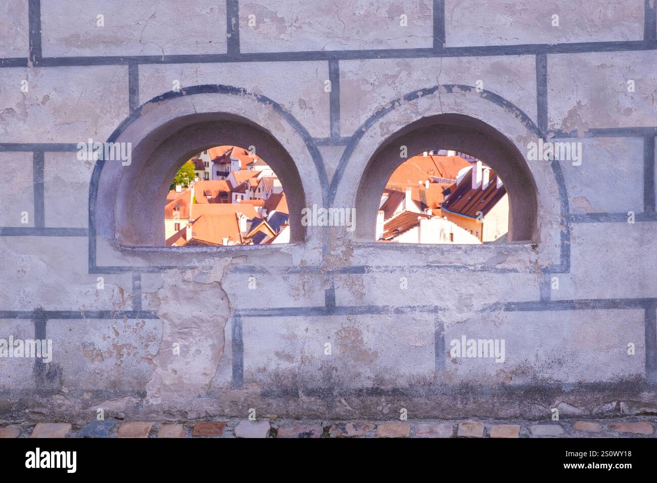 Difficoltà di Preserrvazione storica: Vernice e lastra che sbucciano dalle pareti del muro del castello di Cesky Krumlov. Repubblica ceca, Cechia Foto Stock