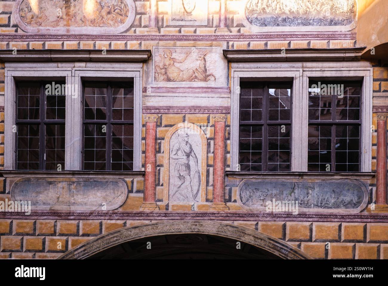 Affreschi nel cortile del castello di Cesky Krumlov. Repubblica ceca, Cechia Foto Stock