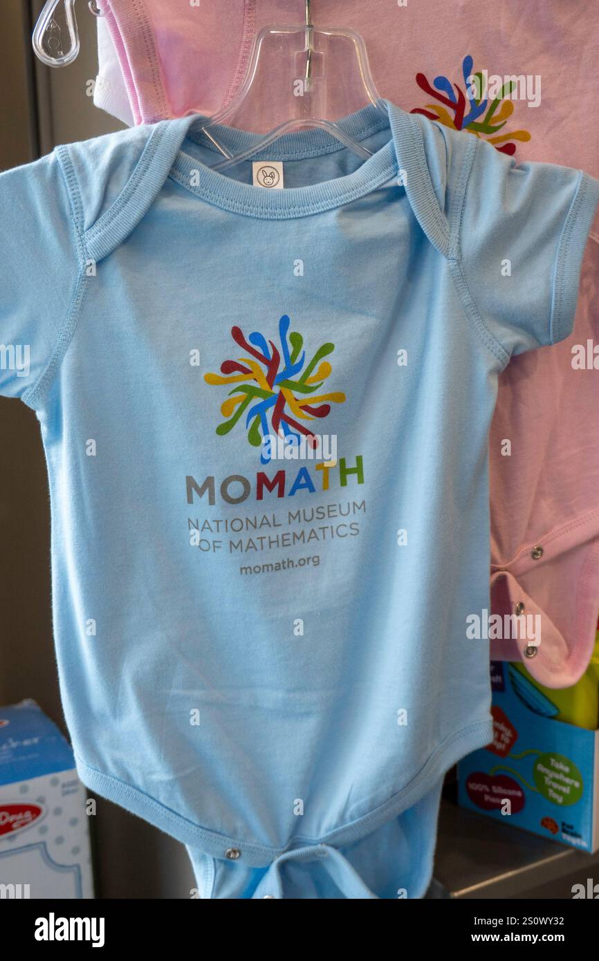 Il National Museum of Mathematics si trova sulla Fifth Avenue a New York City, USA 2024 Foto Stock