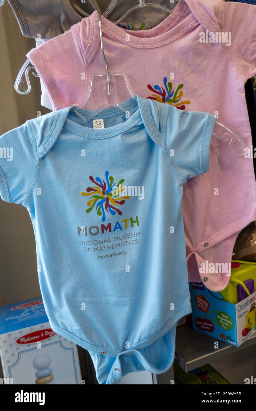 Il National Museum of Mathematics si trova sulla Fifth Avenue a New York City, USA 2024 Foto Stock