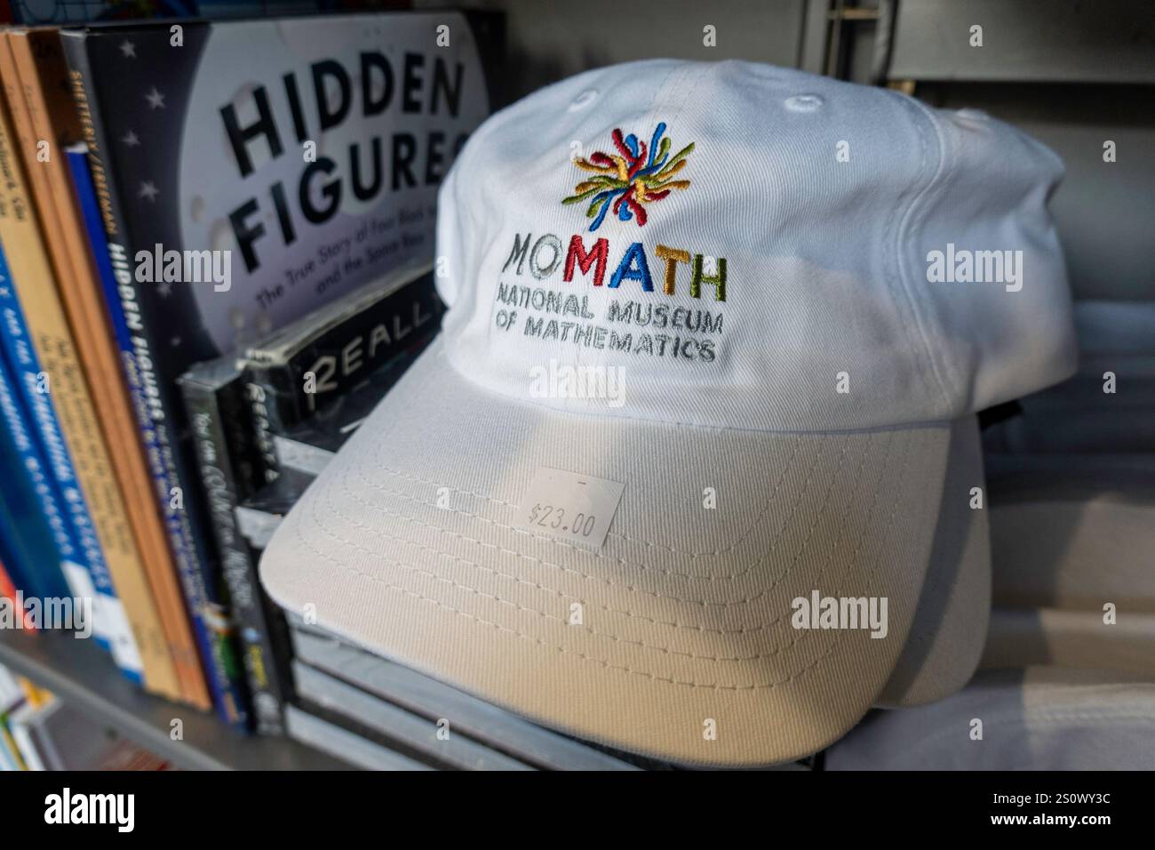 Il National Museum of Mathematics si trova sulla Fifth Avenue a New York City, USA 2024 Foto Stock