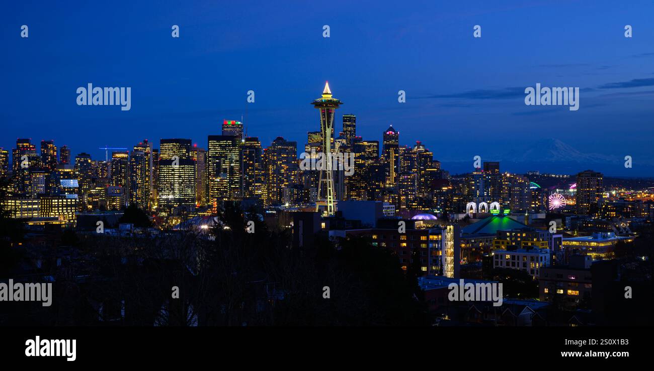 Seattle - 16 dicembre 2024; Blue Hour allo skyline di Seattle con Space Needle e grattacieli Foto Stock