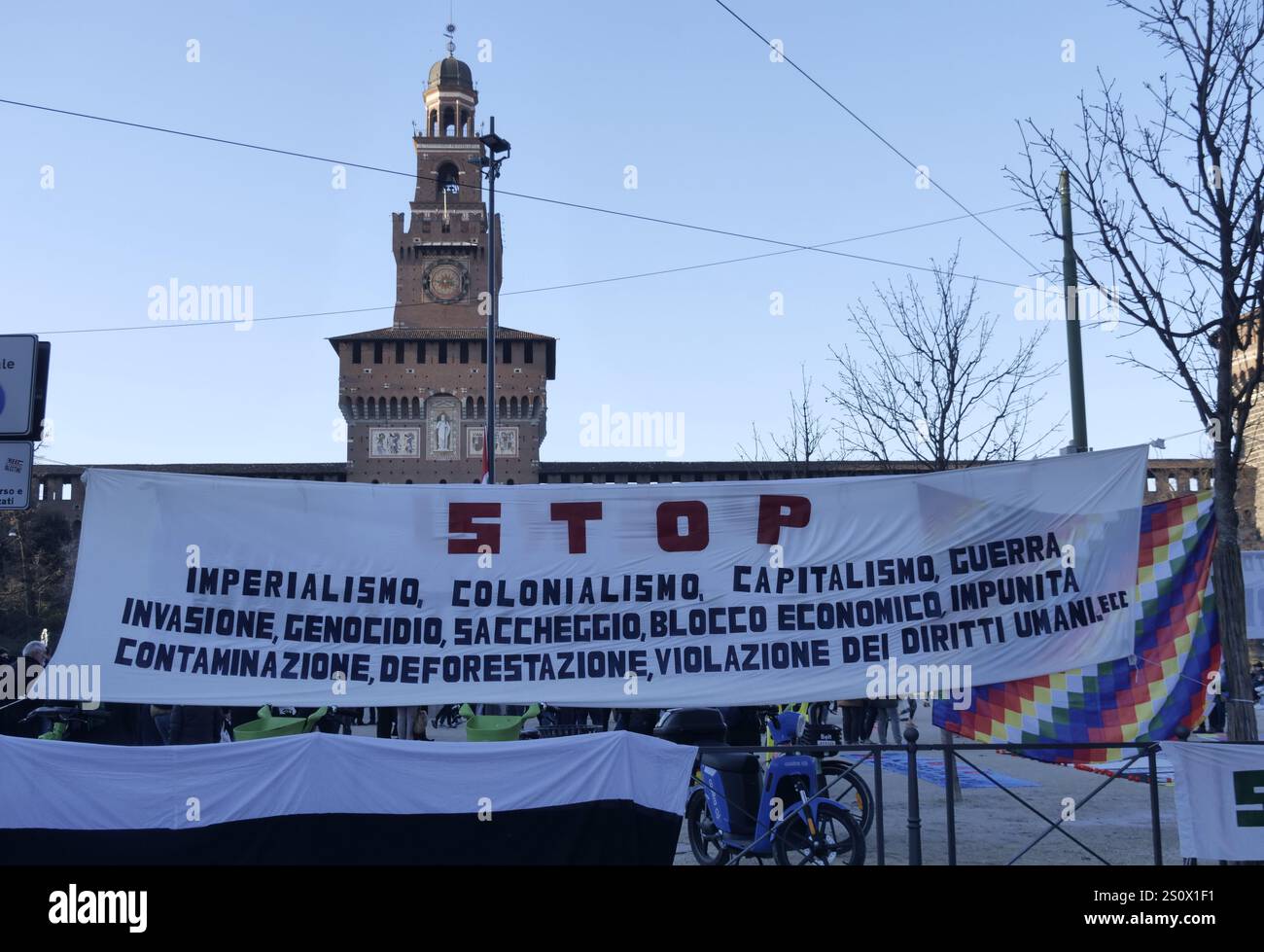 Milano, Italia. 29 dicembre 2024. Picchetto di protesta del popolo peruviano a Milano. Slogan di protesta contro imperialismo, colonialismo, violazione dei diritti umani, invasione, saccheggio, genocidio. Credito: Agenzia fotografica indipendente/Alamy Live News Foto Stock