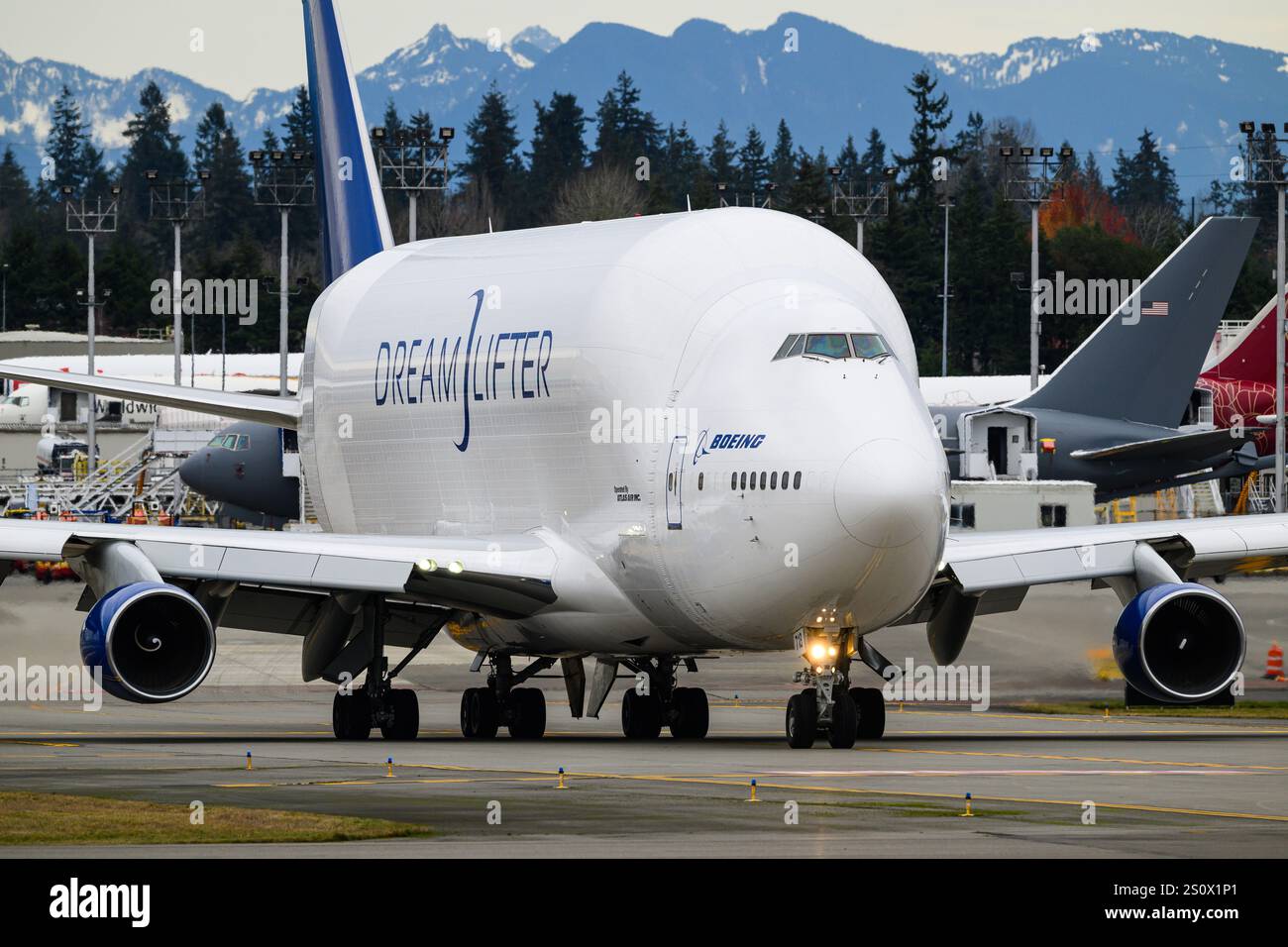 Everett, WA, USA - 20 dicembre 2024; Boeing Dreamlifter 747-400LCF carico di rullaggio presso lo stabilimento di Everett Foto Stock