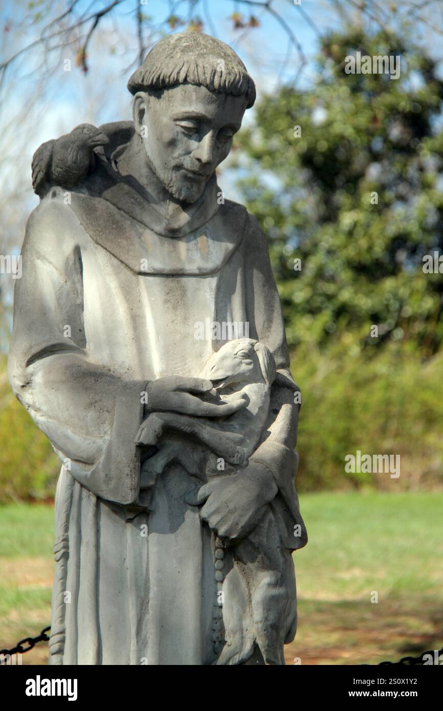 Una statua di San Francesco d'Assisi in un giardino Foto Stock