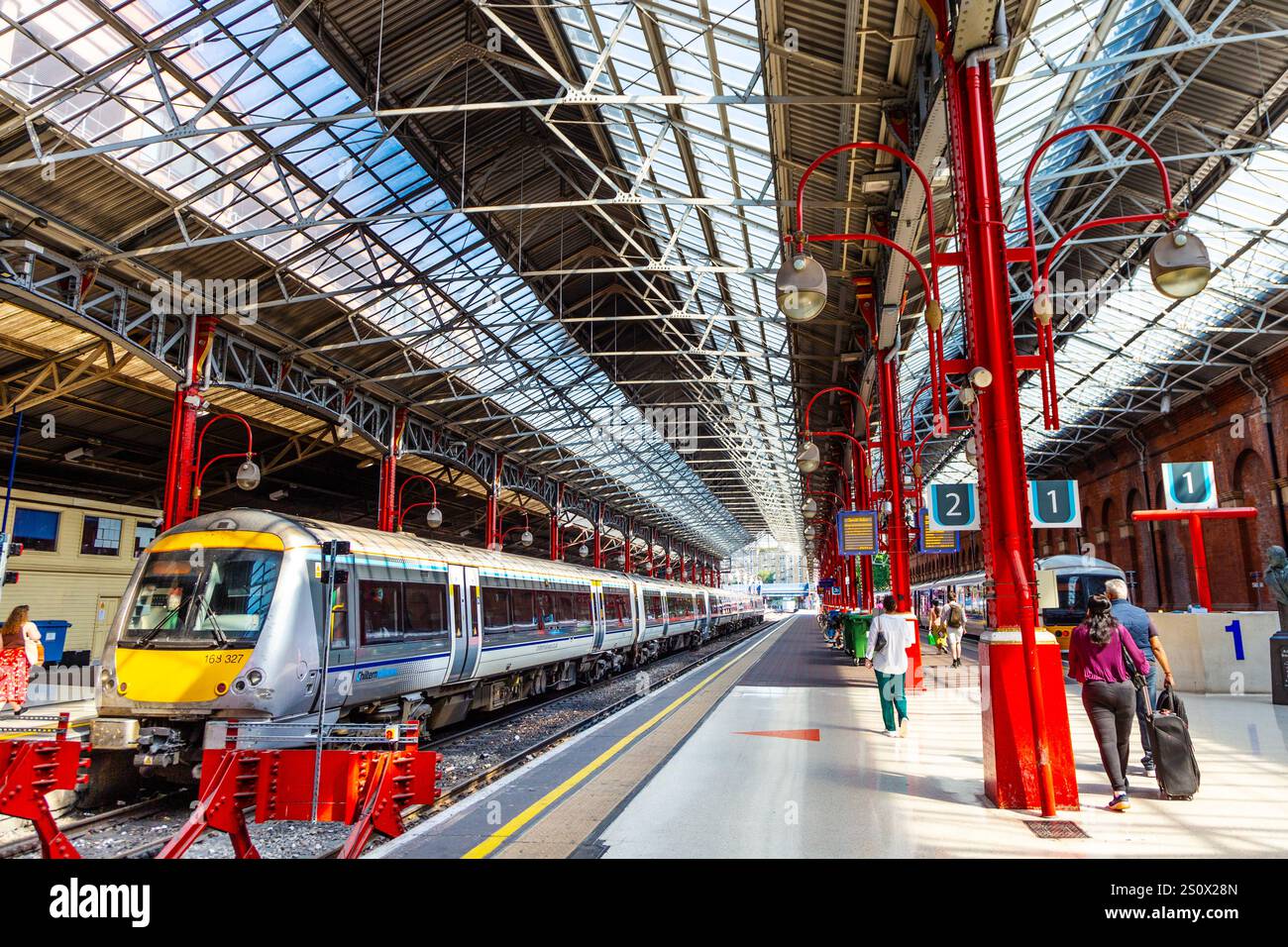 Piattaforme ferroviarie all'interno della stazione ferroviaria Marylebone di Londra, Londra, Inghilterra Foto Stock